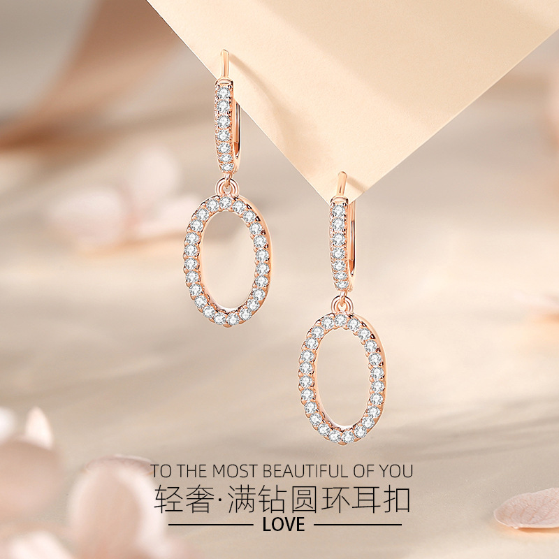 Joyería de circón con incrustaciones frescas con incrustaciones de diamantes geométricos incrustados en diamantes para mujeres Hebilla de oreja de anillo de diamante completo de plata S925 de lujo ligero