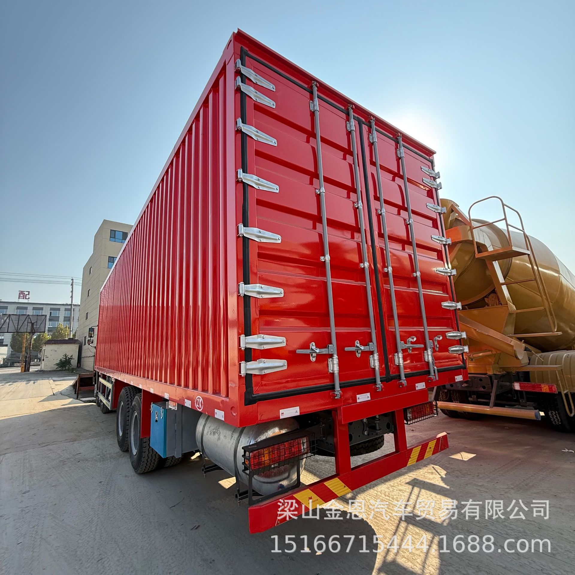 重汽豪沃5.6米载货运输车 6X4/8X4箱式货车 375马力高顶驾驶室