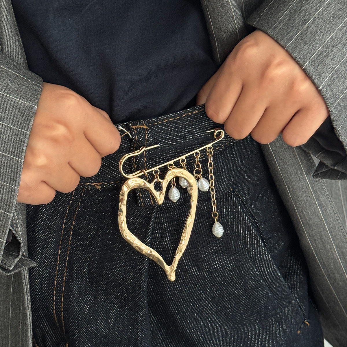 Broche com pingente coração de lava para mulher, corrente de pérolas_voghion.com
