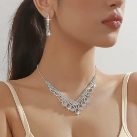 项链;耳坠;胸饰