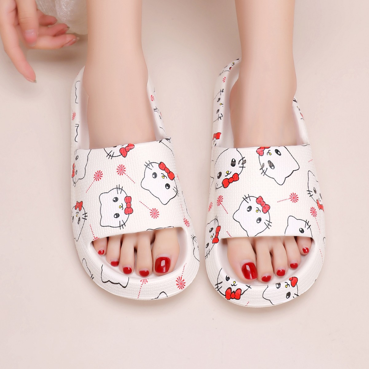 Nuevas zapatillas mujeres de moda de verano usan todo tipo de zapatillas frías de playa y playa, zapatillas frías de hombres y mujeres de fondo grueso en casa