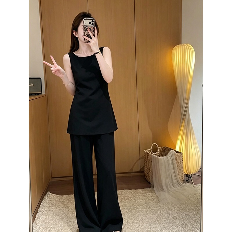In Stock: Korean-Style Stunning Backless Sleeveless Tank Dress Paired with Loose Wide-Leg Casual Pants Set In Stock: Korean-Style Stunning Backless Sleeveless Tank Dress Paired with Loose Wide-Leg Casual Pants Set