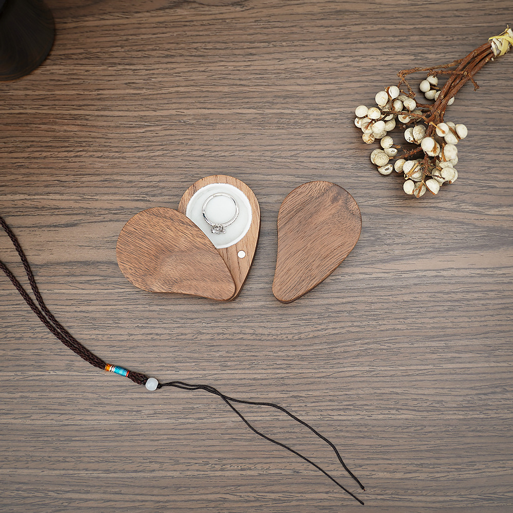 Caja de joyería de madera maciza caja de almacenamiento de nogal negro anillo de regalo pendientes joyería creativa estilo de corazón de madera entera