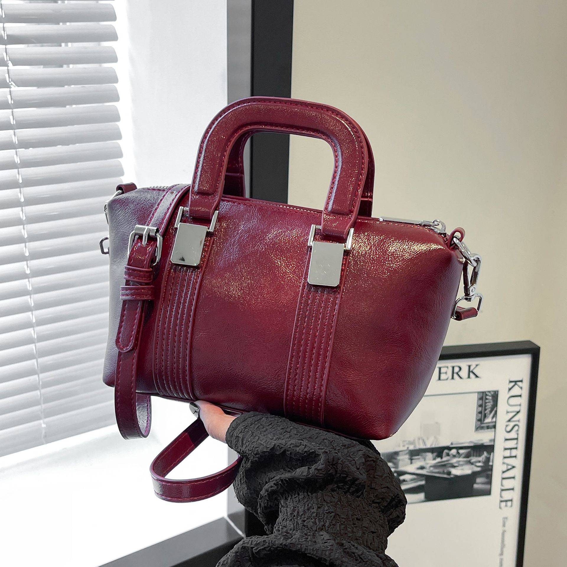 Bolso de mujer de moda bolso de mensajero de textura de color sólido 2025 otoño e invierno nuevo bolso de viajero simple bolso de mano