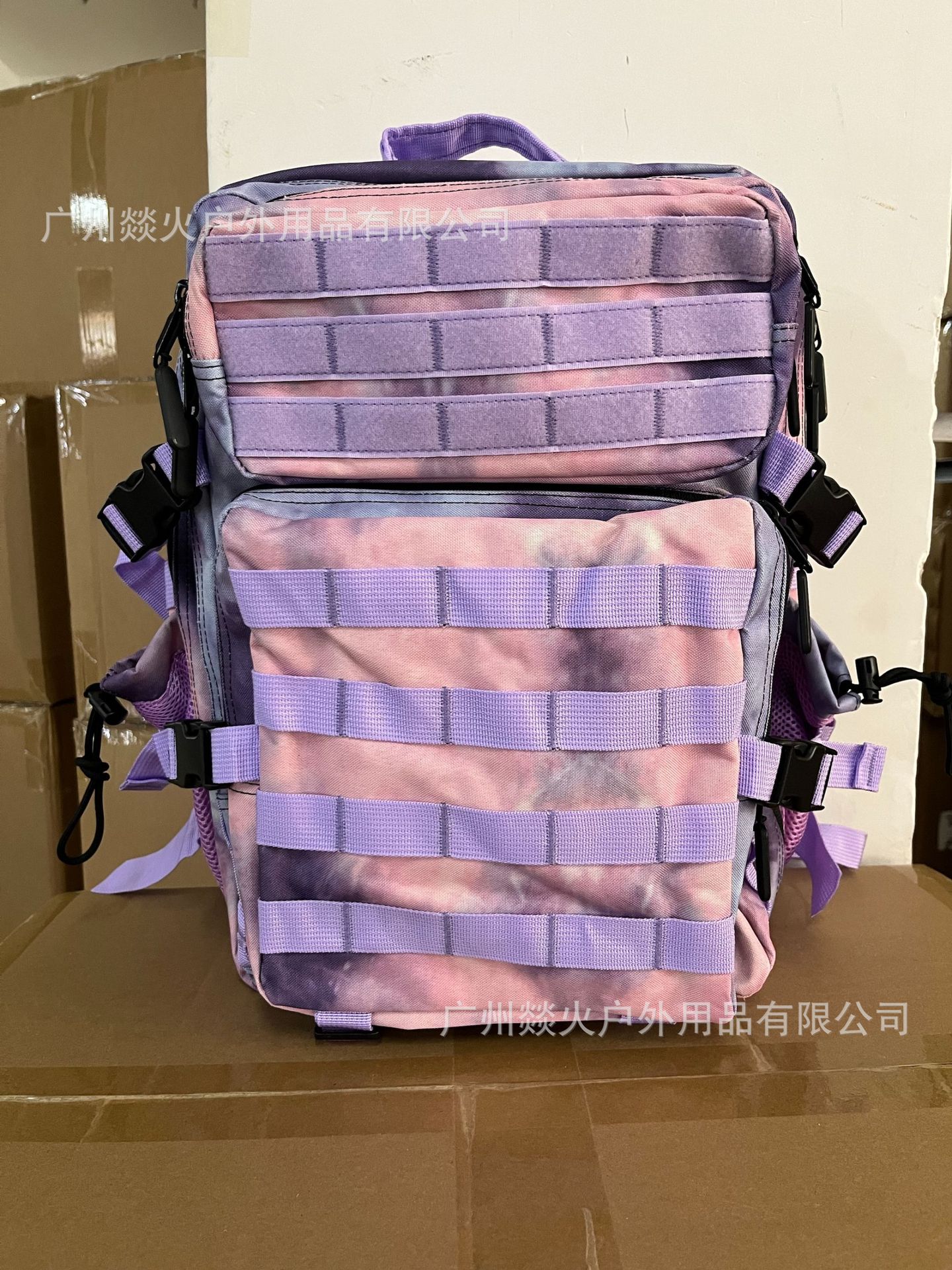 보라색 별이 빛나는 하늘