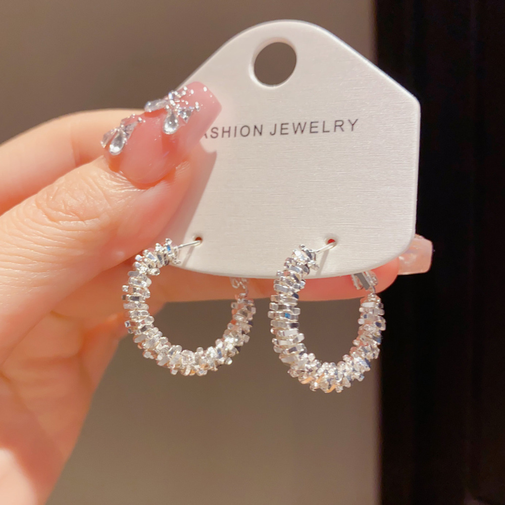 De estilo europeo y americano de lujo de luz exagerada retro metal plata pendientes de las mujeres de moda elegante personalidad único de alto grado en línea de la celebridad pendientes