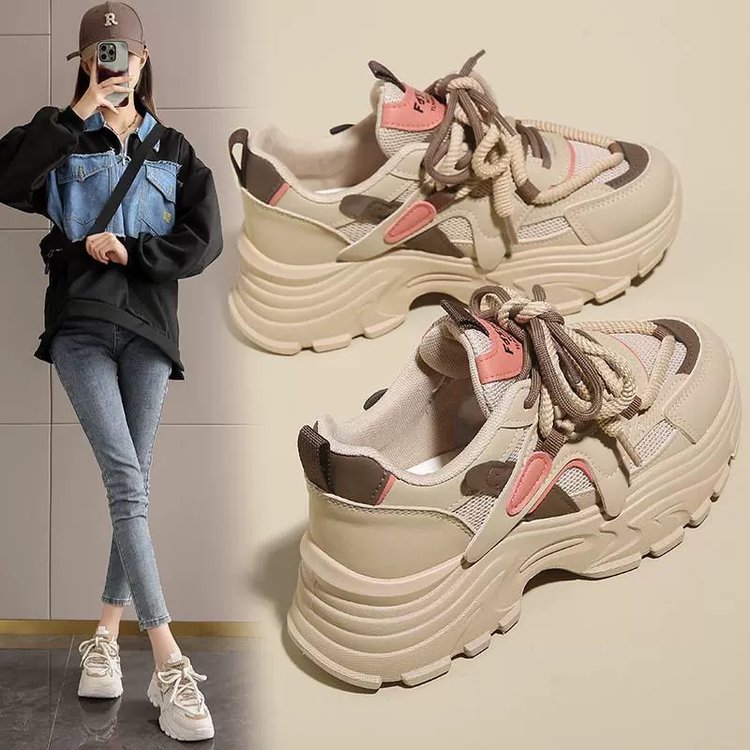 Explosión de zapatos de altura de suela gruesa para mujeres 2024 nueva primavera transpirable mostrando pies pequeños zapatos deportivos casuales de suela suave