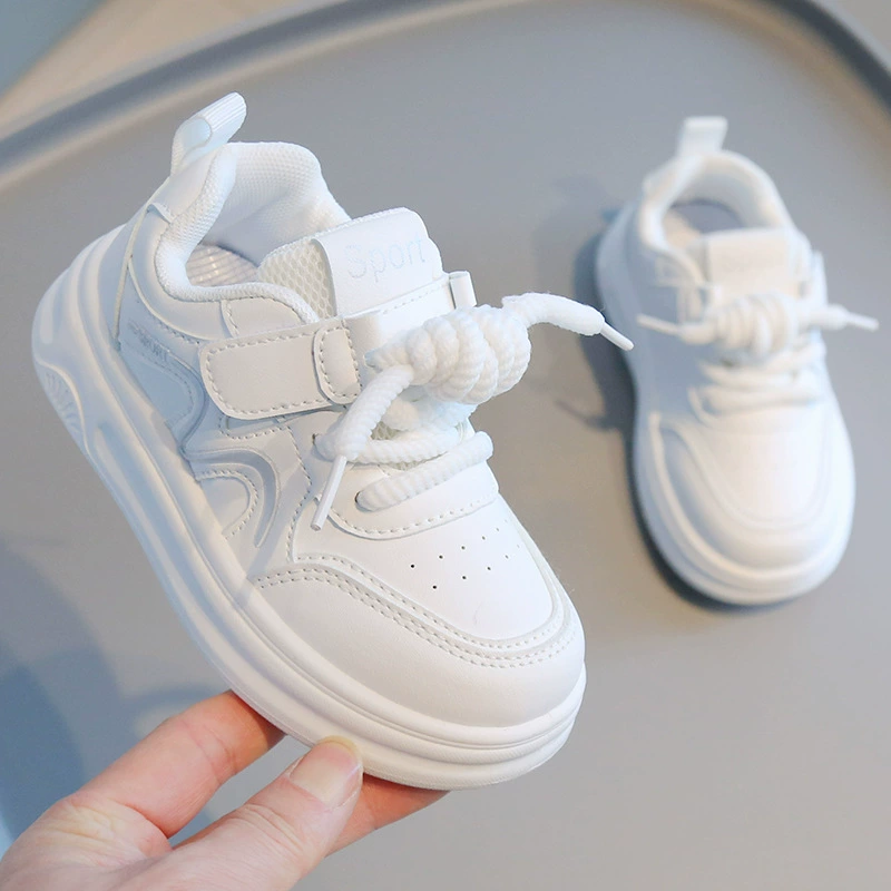 Маленькие белые туфли для детей 2025 весна и осень новая спортивная обувь для мальчиков легкая обувь для девочек повседневная обувь на мягкой подошве детская обувь