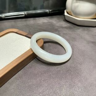 Jinyutang Xinjiang Exquisite Hetian Jade Bracelet Has a Delicate Texture and Is Full of Waxyness. the Bracelet Has a Diverse and Elegant Appearance