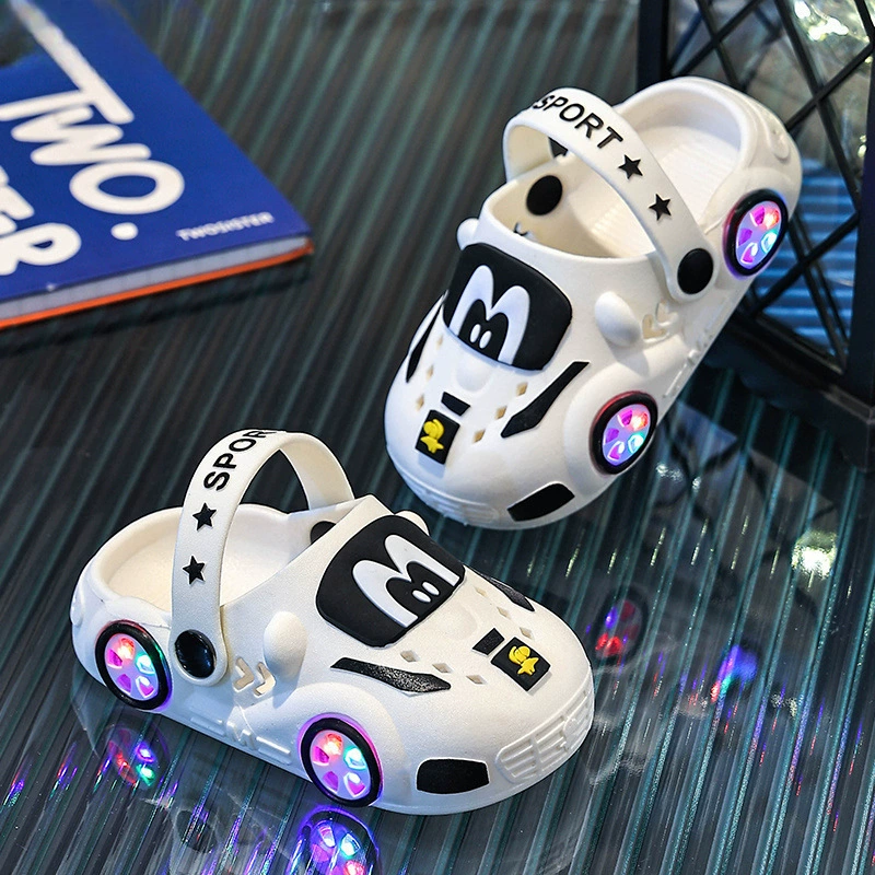 Клёвые светящиеся детские тапочки летние для мальчиков, мультяшные машинки, нескользящие, мягкая подошва, домашние, с отверстием для пальцев