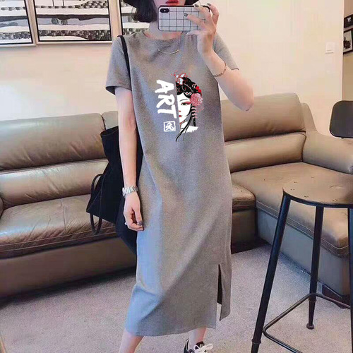 Stylish summer loose-fit, figure-flattering dress with floral print and a trendy split hem—short-sleeve design for women.