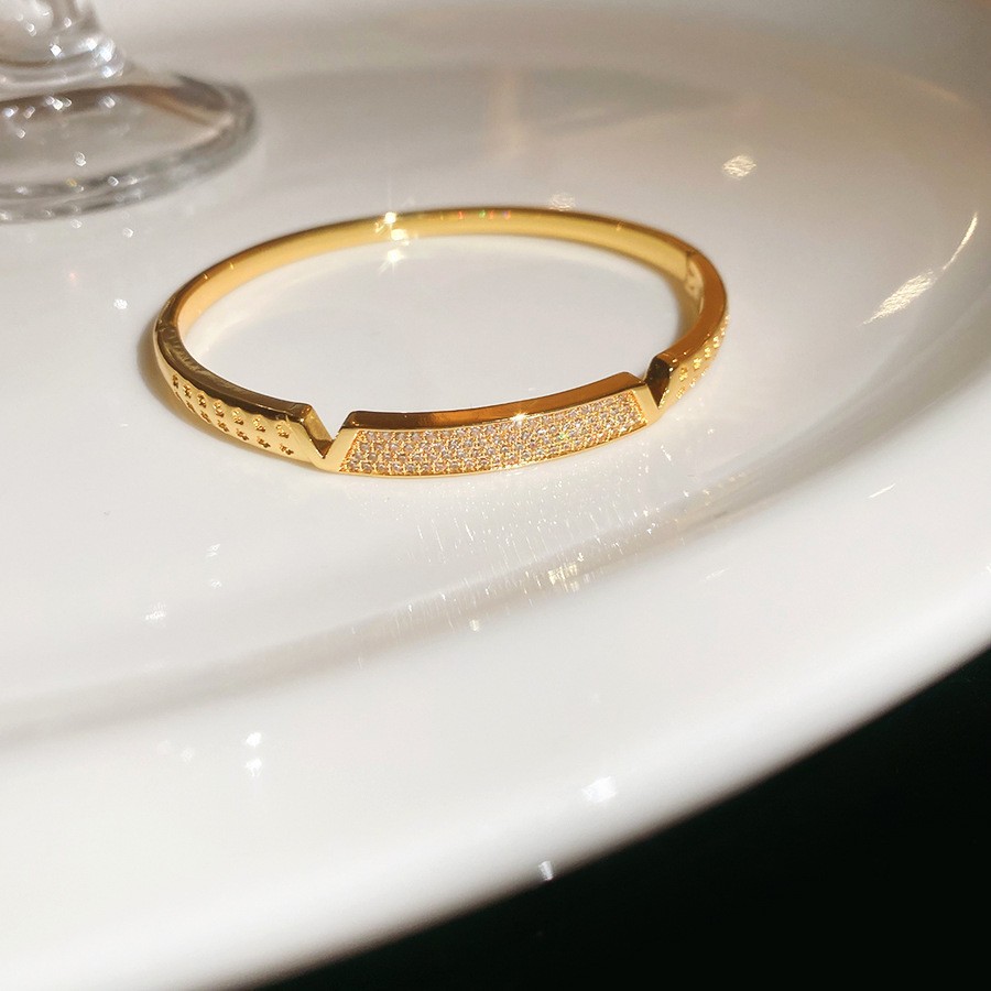 Pulsera Abierta con Letras Incrustadas de Diamantes y Baño de Oro Real, Pulsera Versátil de Nicho, Nuevo Modelo 2026, Joyería de Lujo Ligero de Alta Gama para Mujer