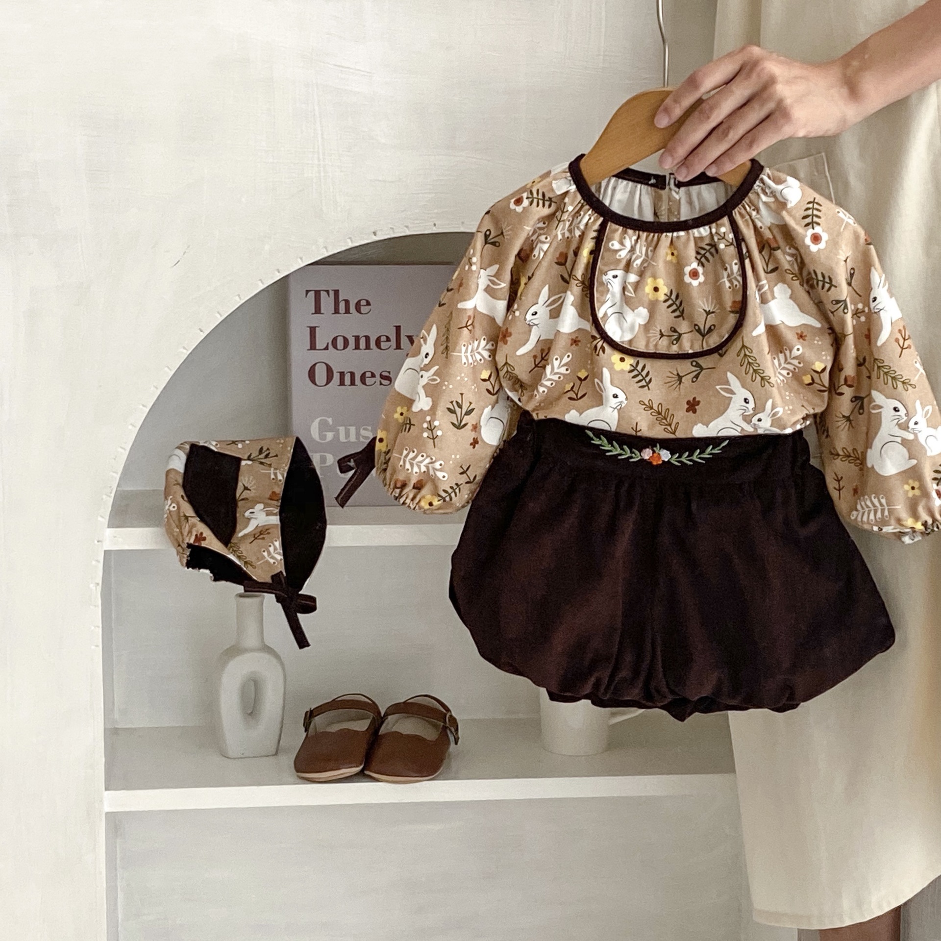 Ins2024 Abbigliamento autunnale per bambina, con stampa a forma di coniglio, top a maniche lunghe + pantaloni tinta unita + cappello, set da 3 pezzi_voghion.com