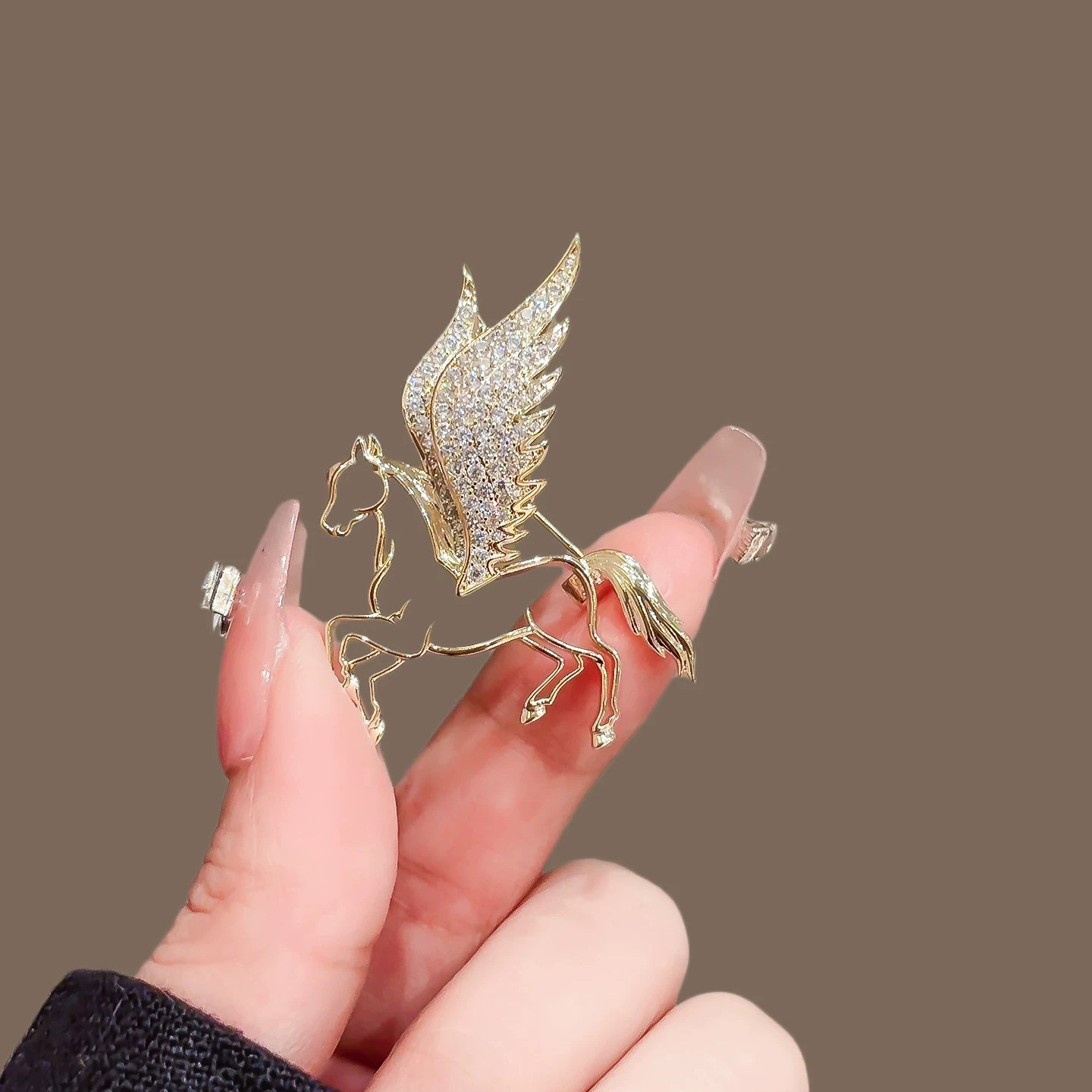 Broche Exquisite Hollow Pony 2025, nouveau modèle unisexe, design personnalisé, année du Cheval, accessoire de mode_voghion.com