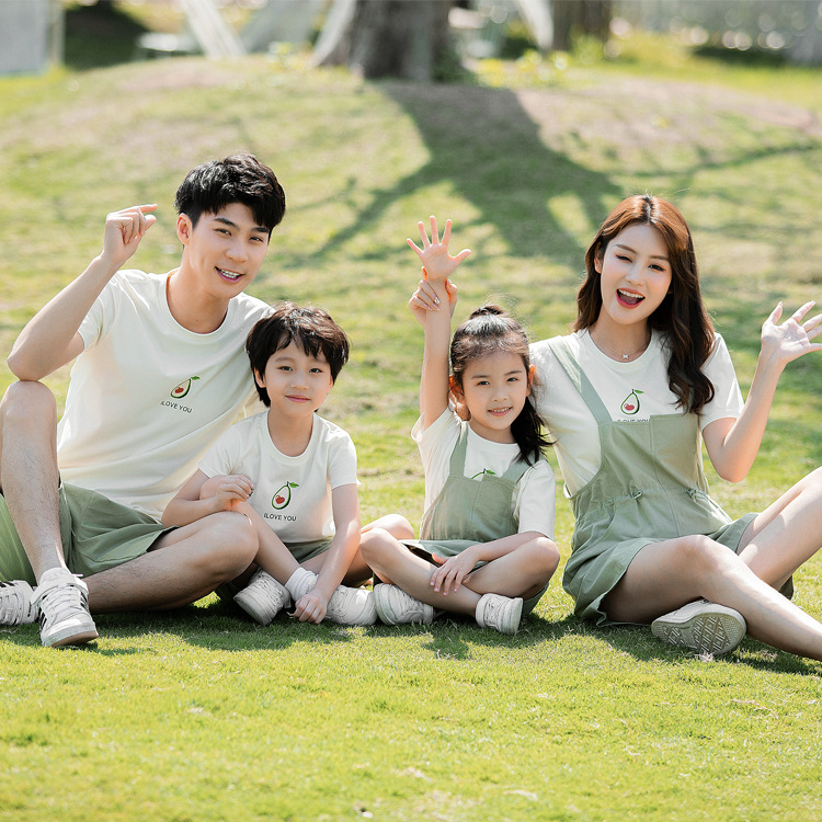 Una familia de tres o cuatro ropa casual para padres e hijos 2023 Verano para niños y niñas camisa de manga corta madre e hija pantalones tirantes traje marea