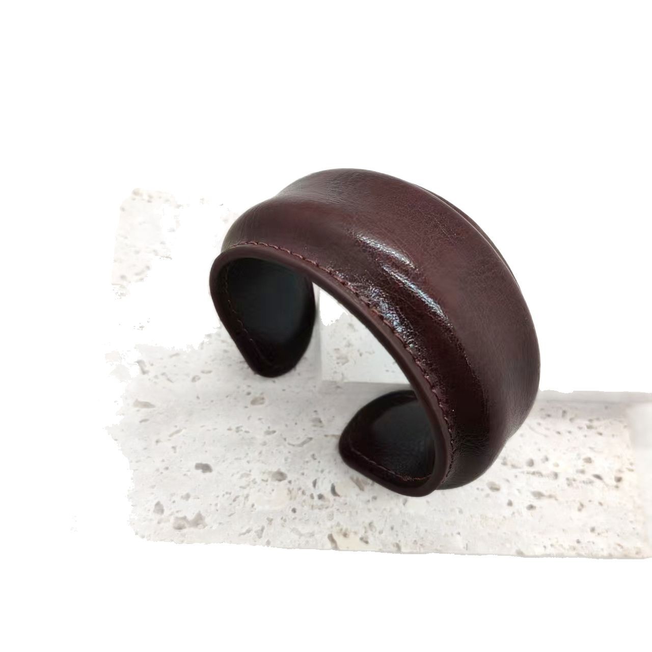 革の極めてシンプルなオープンブレスレット