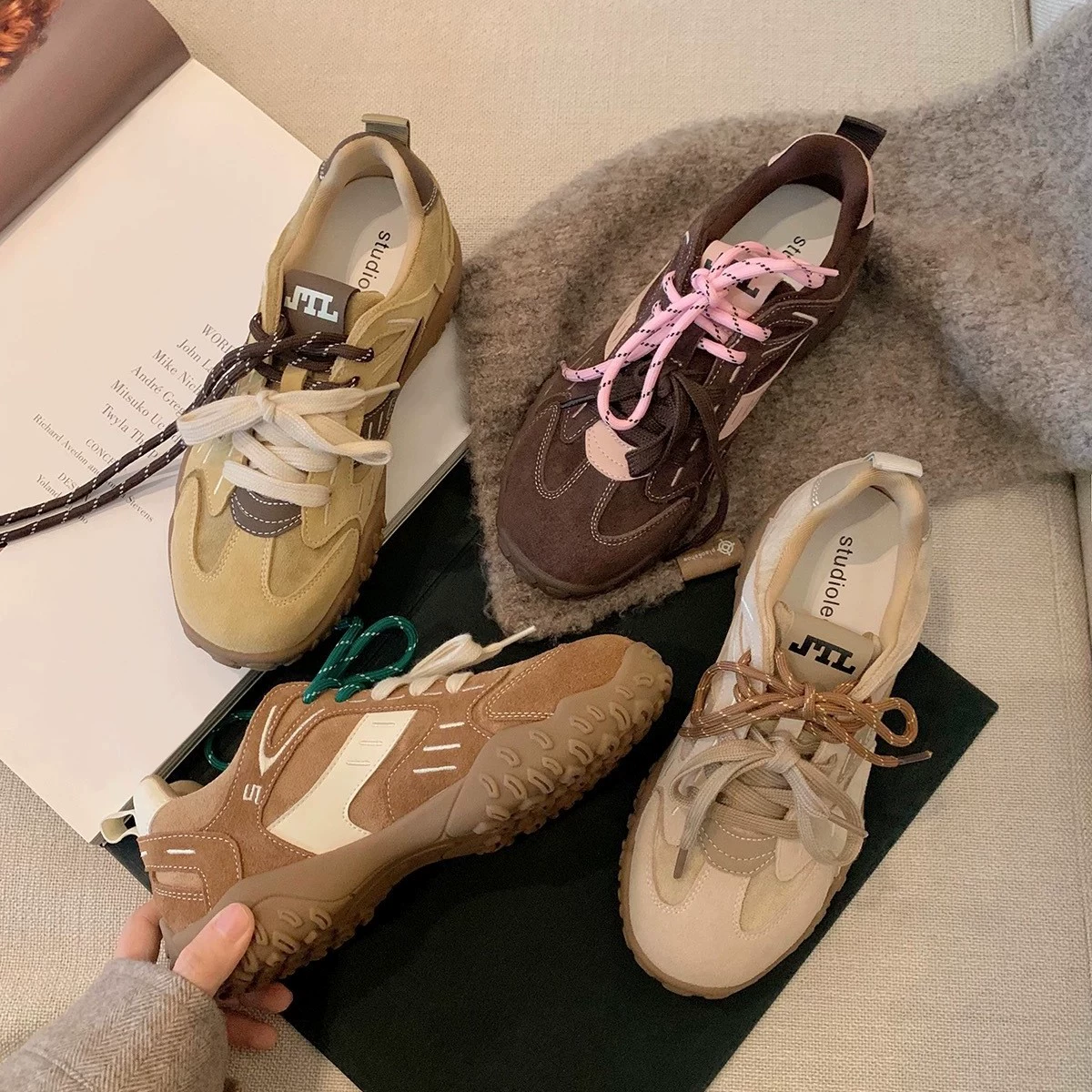 Виноградная мама та же кожа толстая подошва, чтобы увеличить повседневную обувь для нравов 2024 осень и зима новый ретро дикий арганский обувь для женщин