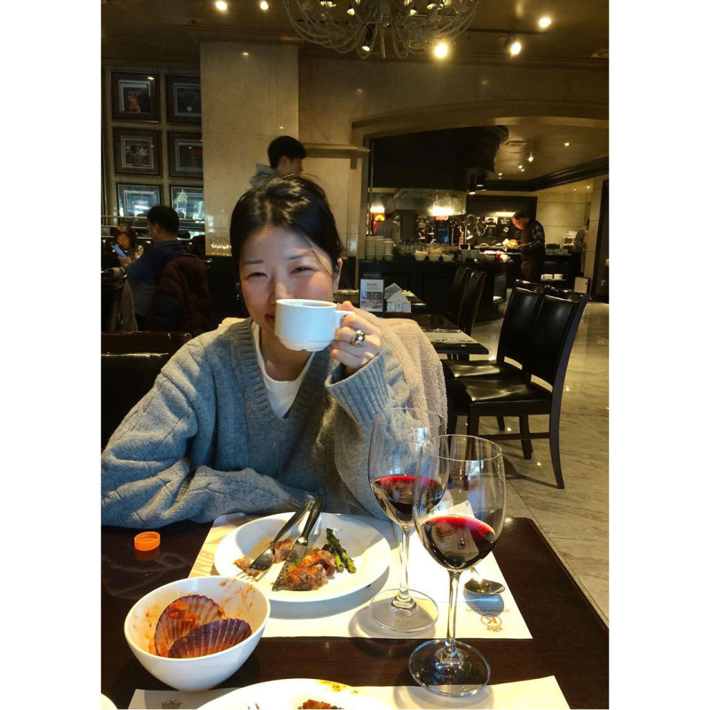 Now the New 2025 Autumn and Winter Collection from Korean Designer Un*Jay: a Gentle Style V-Neck Cable-Knit Pullover Sweater Now the New 2025 Autumn and Winter Collection from Korean Designer Un*Jay: a Gentle Style V-Neck Cable-Knit Pullover Sweater