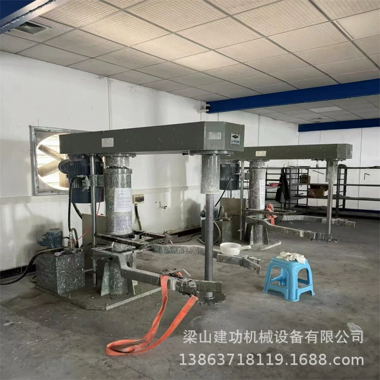 Бывшая в употреблении гидравлическая машина для подъема и диспергирования с регулируемой скоростью и регулировкой скорости. Оборудование для смешивания латексной краски. Высокоскоростная диспергирующая машина для переработки.