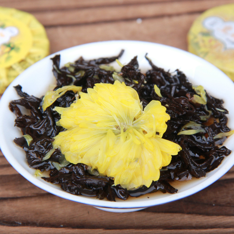 Puerh tea with chrysanthemum flowers