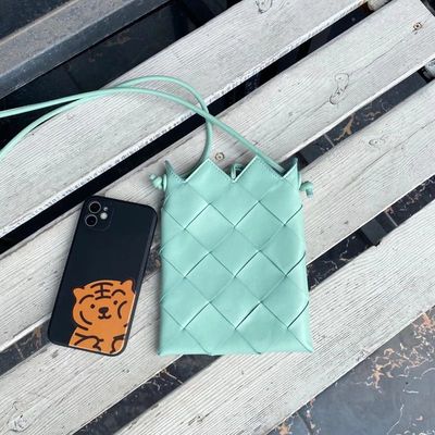 手机包2022新款真皮女包时尚简约编织包单肩斜挎小包小众设计包包