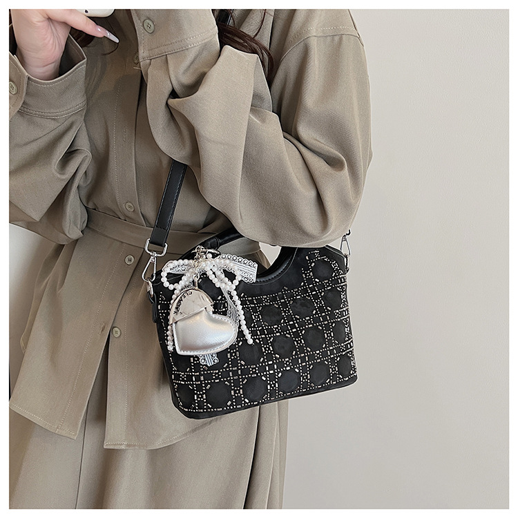 Summer fashion women's versatile hand-held niche crossbody design 2025 simple crossbody bucket bag, new Korean style for commuting undefined