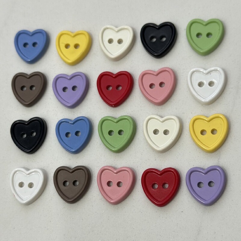 Plastic Colorful Two-Hole Hand-Sewn Buttons Cartoon Children's Heart-Shaped Buttons for Coats, Sweaters, and Clothing Plastic Colorful Two-Hole Hand-Sewn Buttons Cartoon Children's Heart-Shaped Buttons for Coats, Sweaters, and Clothing