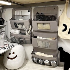 ベッドの上に袋を掛けて寮の上にベッドの上の学生を敷いて下着を掛けて袋のドアの後ろの雑物の寝室を収納します。