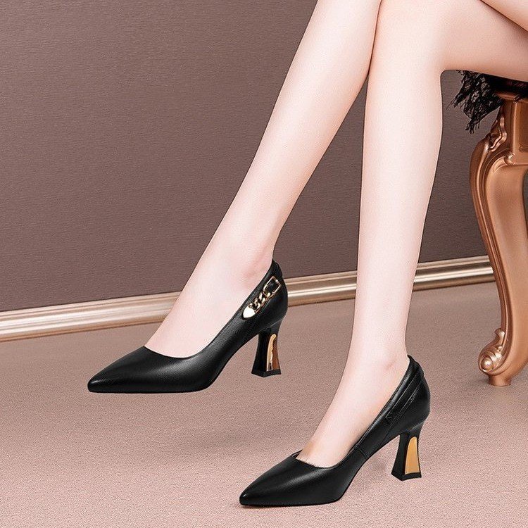 Zapatos de cuero de tacón grueso poco profundo, primavera 2025, nuevos zapatos de mujer profesionales versátiles de punta puntiaguda, de cuero suave, color negro.