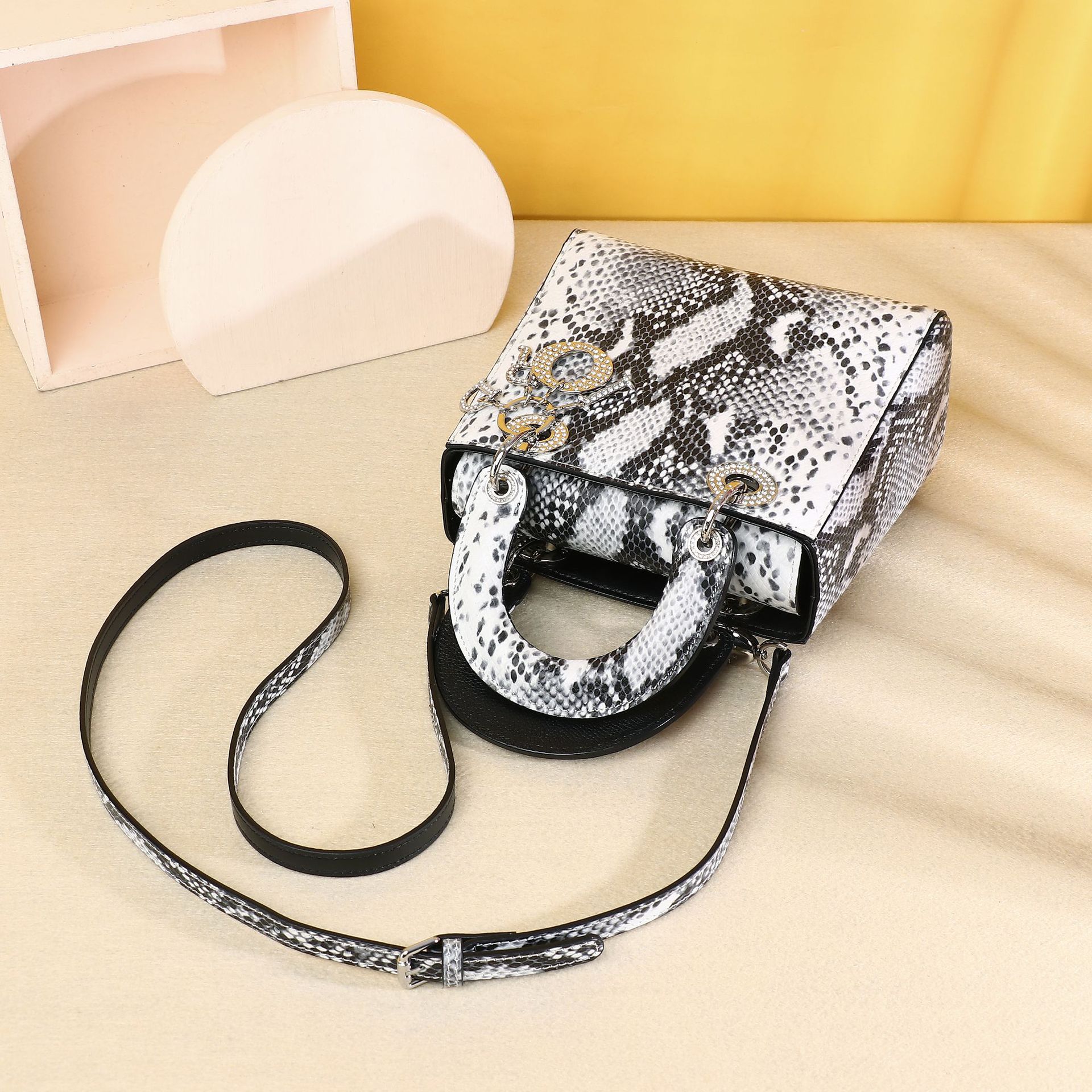 Túi đeo chéo nữ họa tiết da trăn dáng vuông cổ điển phong cách Diana chi tiết 5