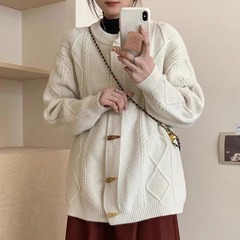 丸首のレトロな牛の角のセーターのコートの女性2024秋冬の新型の怠惰な風の麻の花のニットのカーディガンのコート