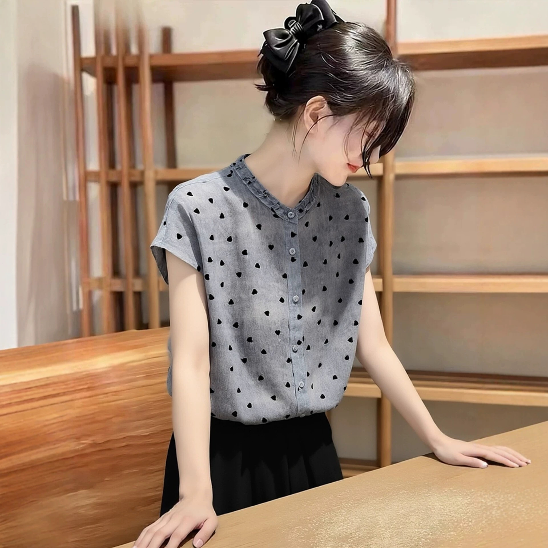 Áo sơ mi ngắn tay nữ họa tiết chấm bi phong cách Pháp, dáng rộng thoải mái — Điểm sóng xám chi tiết 4