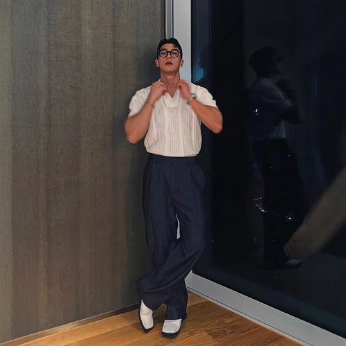 Korean-style hollowed-out mesh-textured V-neck fitness POLO shirt with short sleeves—light, mature-style knit, ultra-thin design that highlights a man's toned physique.