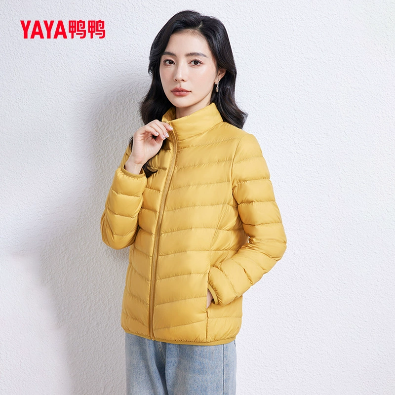 Демисезонная легкая пушистая куртка из велюра со slim fit