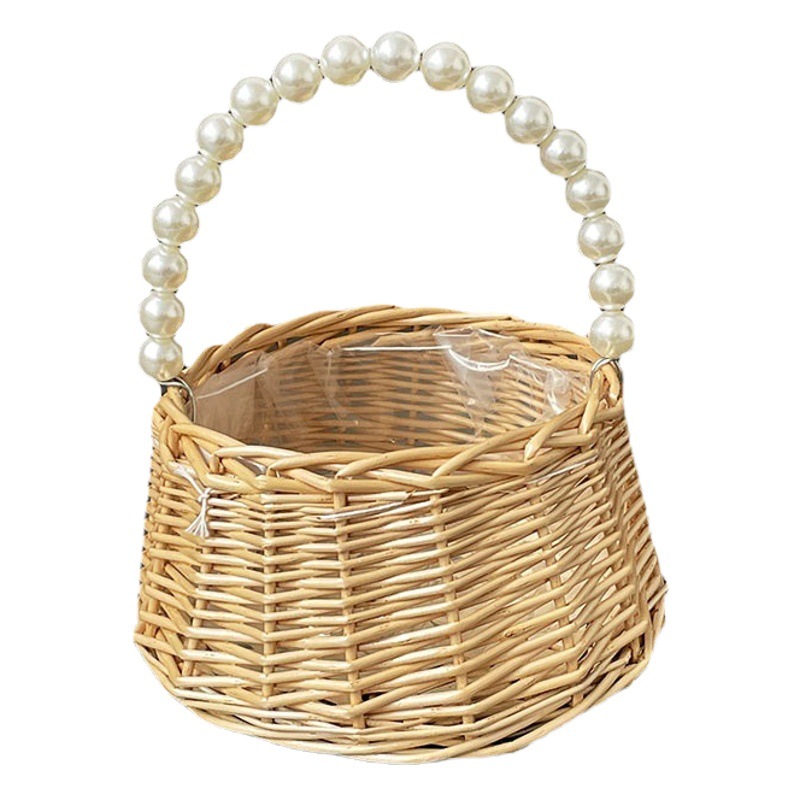 En stock Cesta tejida de mano de perla cesta de regalo de mano bolsa ins estilo dama de honor bambú ratán tejido arreglo floral cesta al por mayor