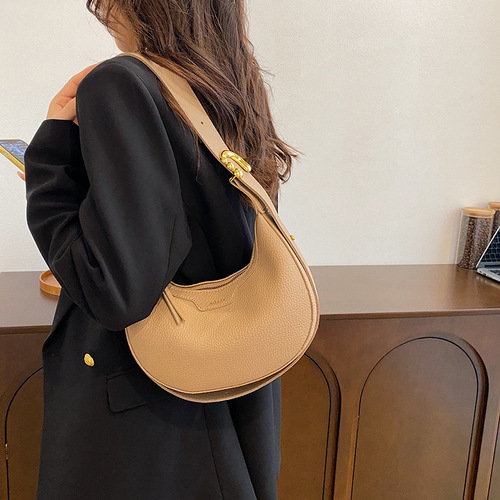 This year's trendy underarm bag for women, suitable for foreign trade export, with a high-end and elegant style, hand-held crescent-shaped bag, fashionable and convenient for commuting cross-body bag.