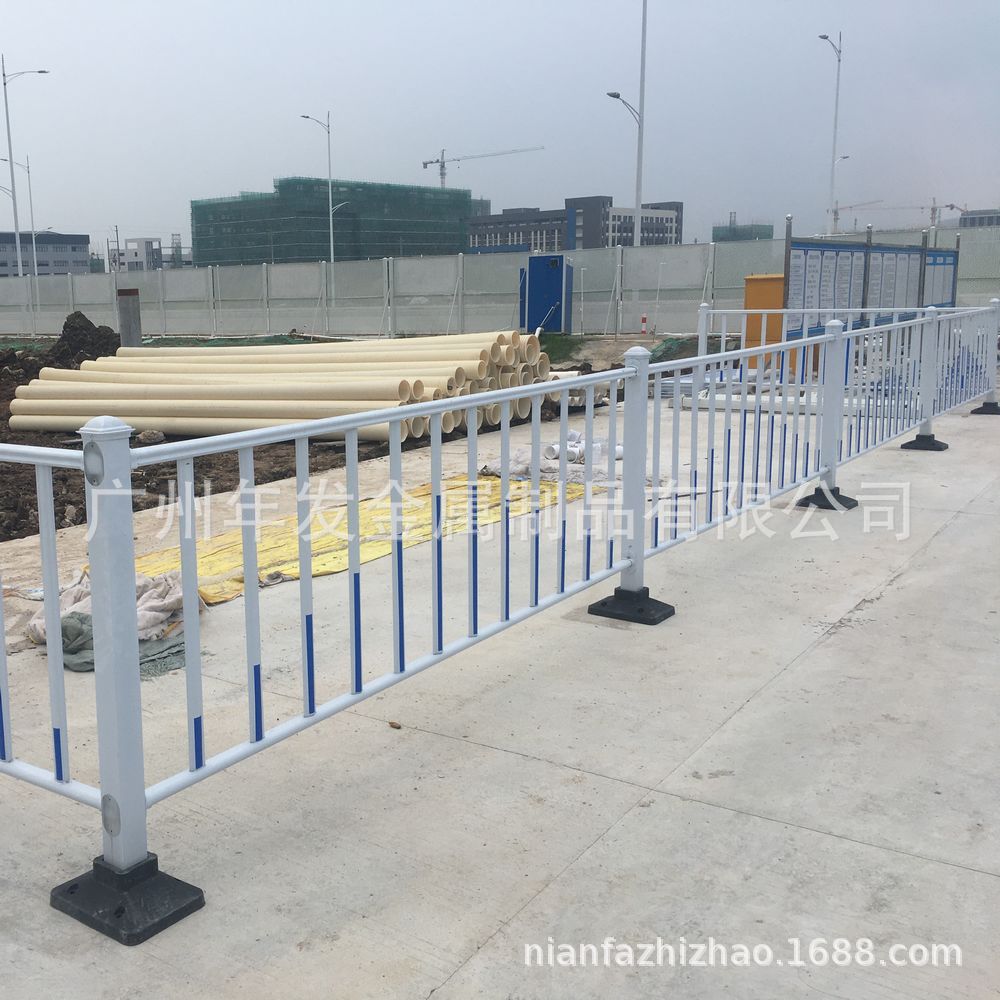 现货蓝白市政护栏 1.2米高橡胶底座道路护栏 人行道隔离护栏