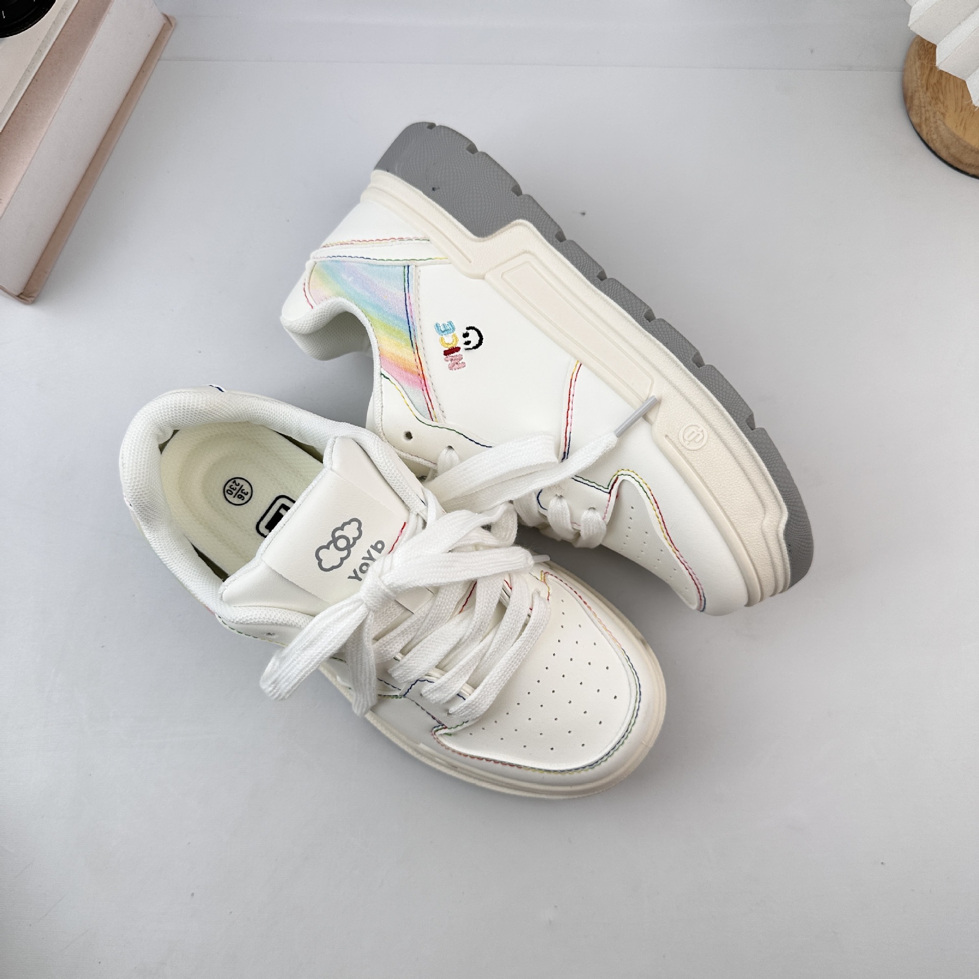 Yuanbo universal oso casual cachorro zapatos de lona para mujeres 2025 nuevos zapatos arco iris primavera y otoño zapatos de altura alta image 7