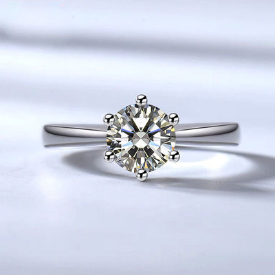 經典六爪1克拉莫桑石戒指女銀鍍18K白金仿真鑽石情侶求婚鑽戒婚戒