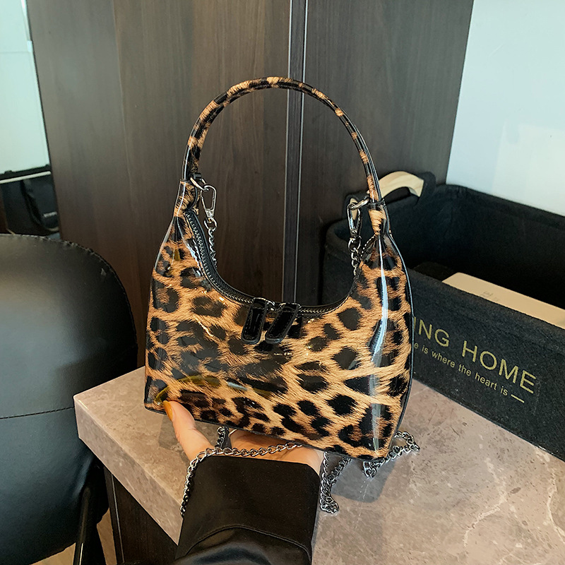 Bolso de alta calidad con textura 2025 verano nuevo bolso femenino retro con estampado de leopardo bolso de hombro charol brillante bolso de mensajero marea