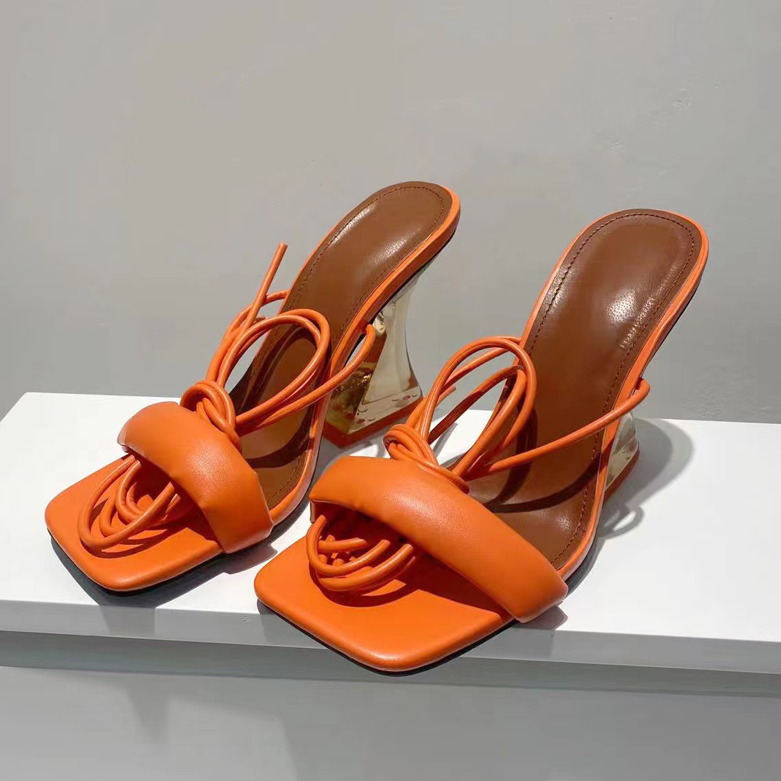 Tocuri înalte cu barete și tocuri groase. Purtați sandale cu toc înalt peste ele._voghion.com