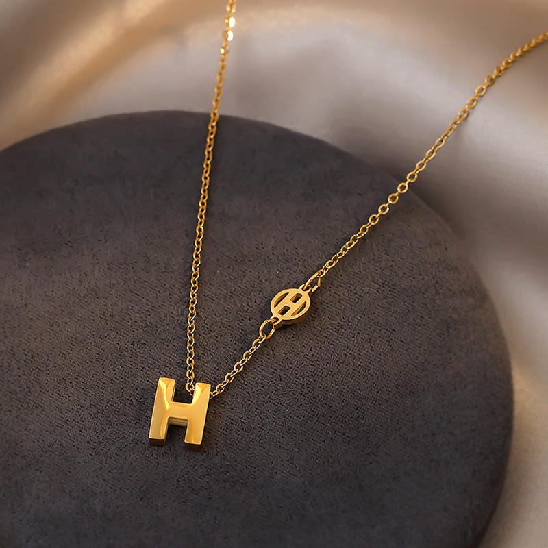 Kleine goldene Ziegelstein-Halskette aus Titanstahl für Damen, leichter Luxus-Nischenstil 2025, hochwertige Schlüsselbeinkette für Pullover,_voghion.com