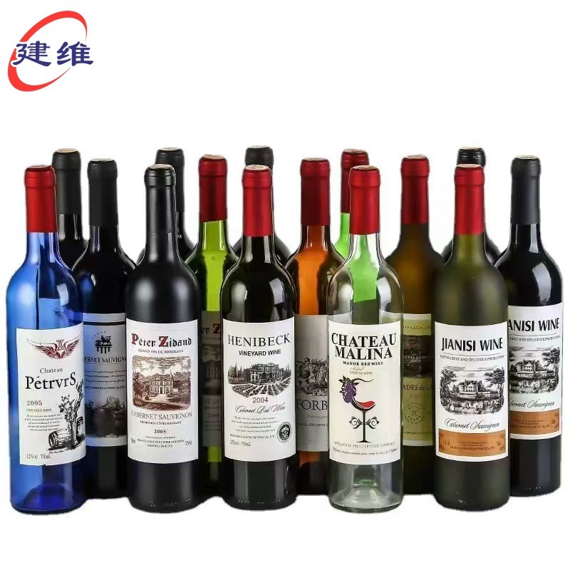 Стеклянная бутылка красного вина