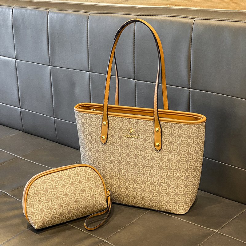 Yeni Sıcak Satış Kadın Çantası Hafif Lüks Kadın Çantası İşe Gidip Geliş Büyük Kapasiteli Moda Tote Çanta Popüler Basit Big Bag2023_voghion.com