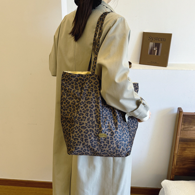 2024 nuevos productos ins perezoso mochila de gran capacidad de moda leopardo retrógrado simple clase mochila de viaje ligera