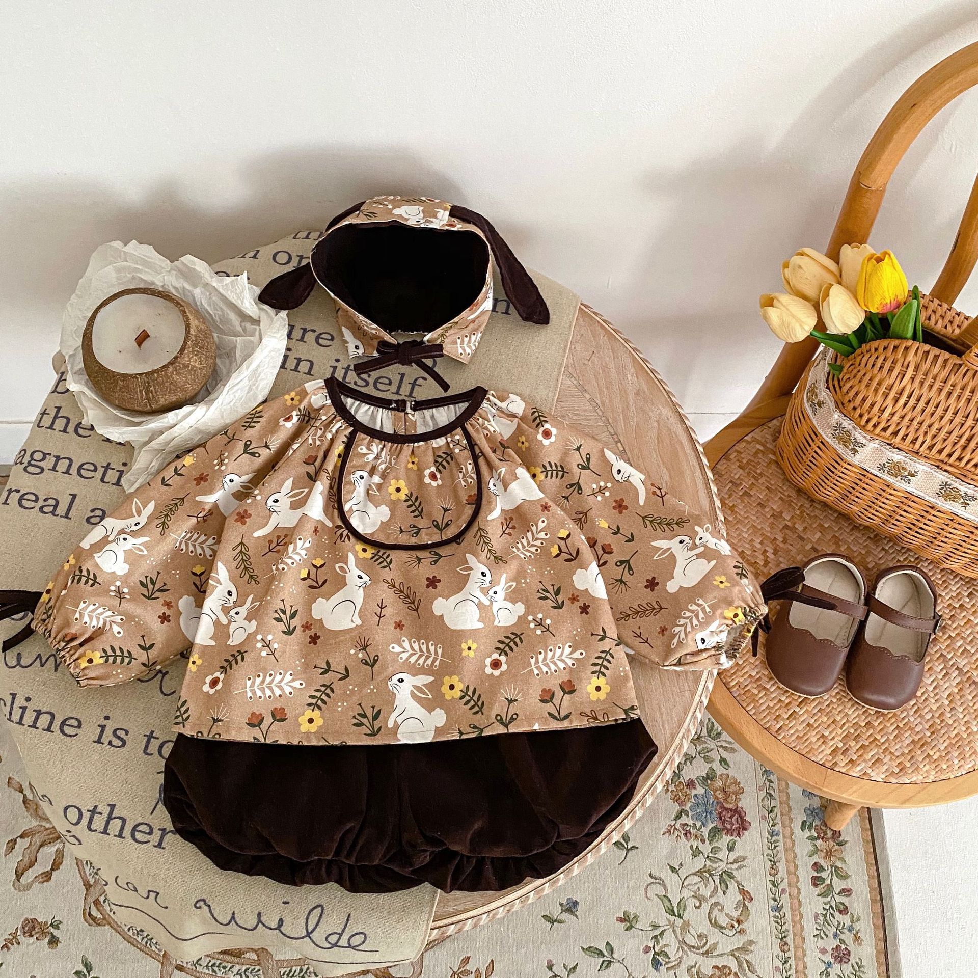 Ins2024 Abbigliamento autunnale per bambina, con stampa a forma di coniglio, top a maniche lunghe + pantaloni tinta unita + cappello, set da 3 pezzi_voghion.com