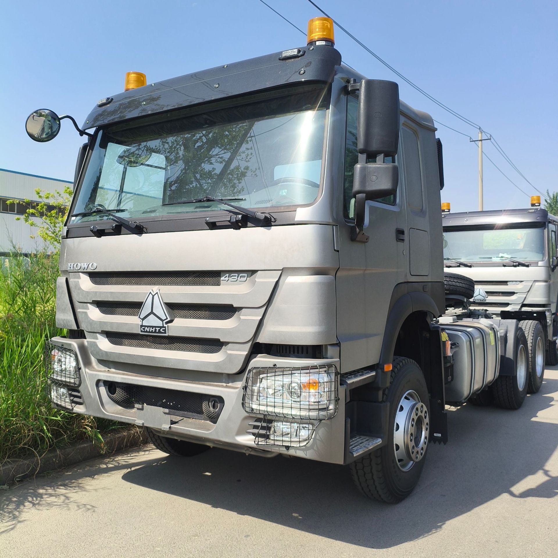 Exporting Howo 350-Horsepower Cement Tanker, Large 12-Cubic-Meter and 14-Cubic-Meter Cement Tanker