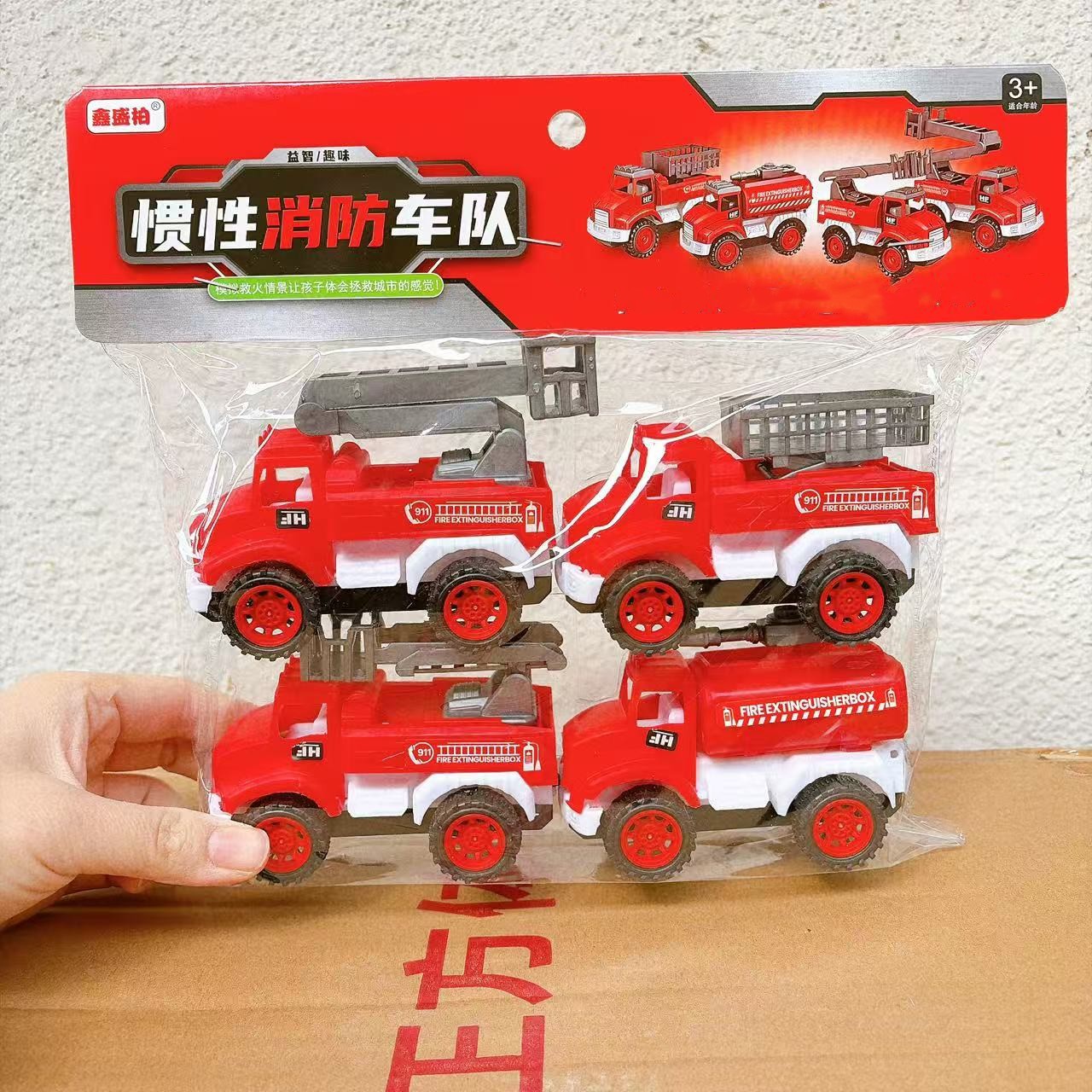 Venta al por mayor vehículo de ingeniería modelo de camión de bomberos inercia Tire hacia atrás traje de coche tarjeta cabeza bolsa cuatro Paquete de coche de juguete para niños puesto