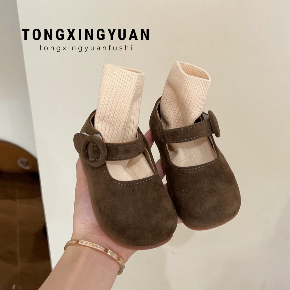 Zapatos de princesa de niñas 2024 otoño nuevo estilo de niños retro botón redondo de moda zapatos ligeros zapatos de soja suave