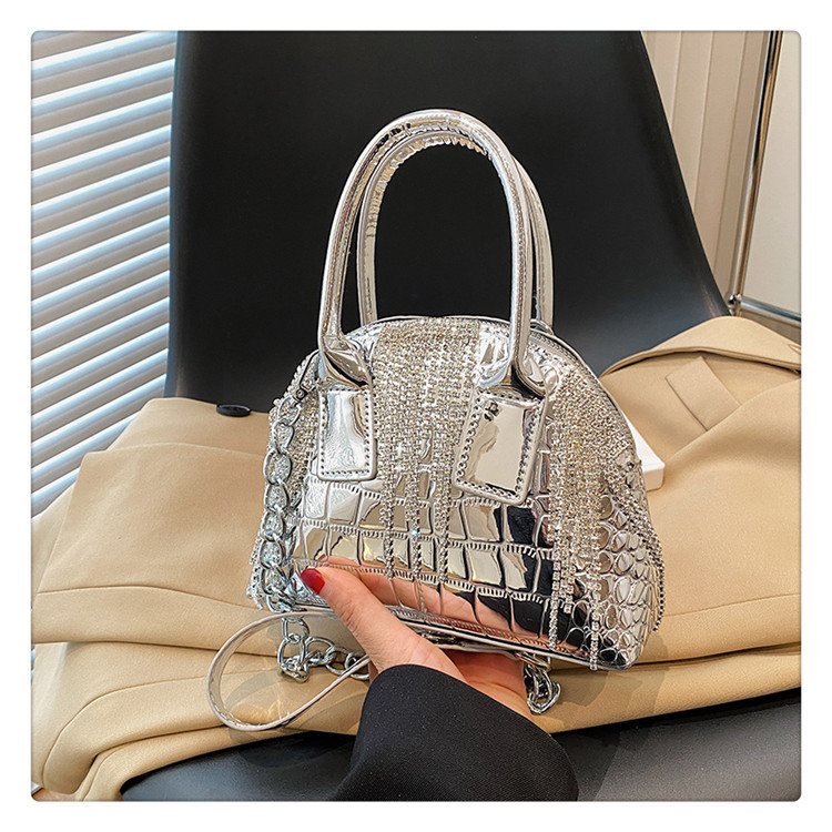 Femmes Faux Cuir Couleur Unie Vêtement De Rue Strass Gland Coquille Fermeture Éclair Sac Dôme display picture 15